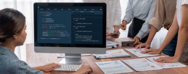 Uygulama ve program kodlaması için bilgisayar ekranında yazılım geliştirme programlama