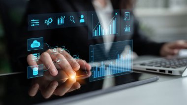 Veri akışı veritabanı ve buluttan işleme ve analitik gösterge paneline, veri analizi, otomasyon, içgörü üretimi ve dijital zekayı temsil eden Latch