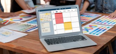 İnternet sitesinde canlı eleştiriler için çevrimiçi aplikasyon rezervasyon takvimi