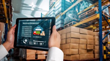 Depo yönetiminin yenilikçi yazılımı gerçek zamanlı mal teslimatı için bilgisayarda. Bilgisayar ekranı, depolama ve tedarik zinciri dağılımı için akıllı envanter göstergesi .