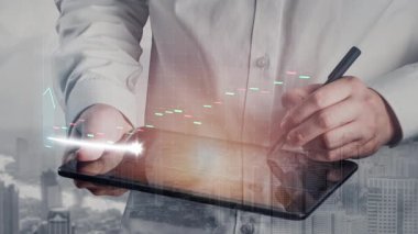 Bir iş adamı, finans grafikleri ve şehir hayatı ile çevrili bir tablet üzerindeki veri eğilimleriyle uğraşarak teknoloji ve piyasa analizinin sinerjisini gösteriyor. Copula