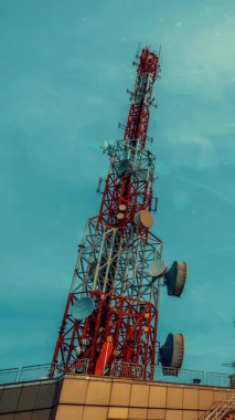 Dünya çapında internet ağı bağlantıları kavramında küresel iş değişikliğinin ve mavi gökyüzüne karşı e-ticaretin 3 boyutlu grafiğine sahip telekomünikasyon kulesi .