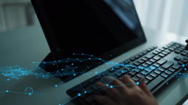 Dijital veri görselleştirme elemanlarıyla kaplanmış, parlak bir ofis alanında modern iş analizlerini temsil eden bir klavyeye yazı yazan ellerin yakın çekimi. Xenic