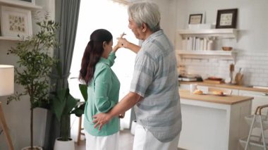 Mutlu dedem ve büyükannem evde el ele tutuşup dans ediyorlar. Sevimli son sınıf çifti, mutfağa destek olurken müzik eşliğinde vakit geçiriyorlar. Myrmidon.