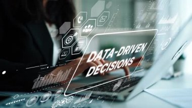 Modern ofisteki kurumsal strateji için veriye dayalı kararları gösteren dijital grafiklerle bilgisayardaki verileri analiz eden iş adamı. Asemptotik akıllı veri analitiği.