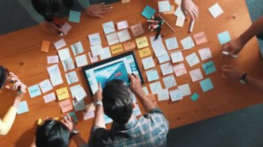 Tablet kablo prototipine bakarken, web tasarımı hakkında beyin fırtınası yapan ve planlayan programcıların tepeden tırnağa görüntüsü. Yetenekli müteahhit takımının dijital uygulamadan bahseden hava görüşü. Sempozyum.