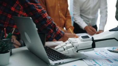 Düşüncelere yol açan bir inzivada, yapay zeka tarafından desteklenen veri analizleri birleşik bir iş modeline yeni pazarlama yönleri dokumak suretiyle danışman yaklaşımını aydınlatıyor. Noogenesis Yapay Zeka