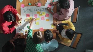 Renkli yapışkan notlarda pazarlama ve planlama stratejisi yazarken insanların yazma ve çalışma tahtası oluşturma konusunda üst düzey bir bakış açısı. Akıllı takım Kanaban tahtasını kullanarak iş performansını yönetir. Cemaat.