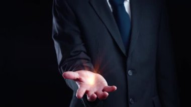 Çevrimiçi açık artırma platformları dijital ticareti ve çevrimiçi açık artırma kazanma olanaklarını artırmak için dijital teklif, açık artırmaya katılım ve açık artırmaya dayalı işlemler sunmaktadır. Spire.