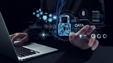 Bir dizüstü bilgisayarda çalışan ellerin yakın plan görüntüsü, hedef sembol ve gelecekteki arayüz unsurlarına sahip dijital pazarlama stratejisi konsepti, ticari yeniliklerin sergilenmesi. Dörtgen