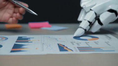 Profesyoneller ham verileri yapılandırılmış pazarlama planlarına dönüştürmek, araştırma, işbirliği ve genel işletme uygulamasını geliştirmek için yapay zeka teknolojisini kullanıyorlar. Noogenesis Yapay Zeka