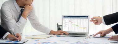 Ekip projesinin zaman çizelgesini gösteren bilgisayar ekranında canlı iş projesi yönetimi için proje planlama yazılımı