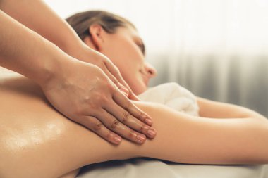Kapalı alan kadın müşteri stres önleyici spa masajını yapmaktan zevk alıyor ve lüks otel ya da oteldeki gündüz açık hava güzellik salonunda güzellik teniyle eğleniyor. Sessiz.