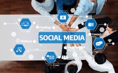 Çeşitli profesyonellerden oluşan bir grup, bir sosyal medya stratejisi üzerinde işbirliği yaparak, bağlantıların, hashtag 'lerin ve ticari ilişkilerin geliştirilmesindeki platformların önemini vurguluyor. Dostluk