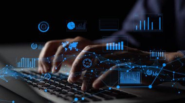 Dijital veri görselleştirme elementleriyle çevrili, analitik, istatistik ve modern teknoloji kavrayışlarını gösteren bir klavyeye yazı yazan ellerin yakın çekimi. Xenic