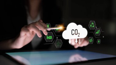 Karbon ayak izini azaltmak sürdürülebilirlik için hayati önem taşır. Karbon ayak izi stratejileri arasında yenilenebilir enerji, geri dönüşüm ve karbon ayak izi yönetimi yer alıyor. Latch