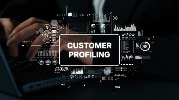 Руки, печатающие на ноутбуке с цифровым интерфейсом профилирования клиентов и элементами визуализации данных. Аналитика умных данных.