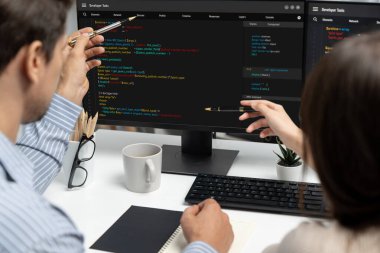 Uygulama ve program kodlaması için bilgisayar ekranında yazılım geliştirme programlama