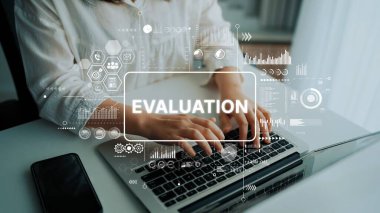 Laptop Klavyesinde Veri Analitik Grafikleriyle Profesyonel Dijital Değerlendirme. Asemptotik akıllı veri analitiği.