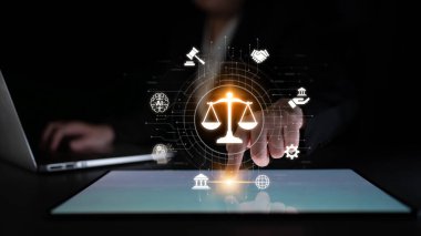 Adalet ölçeğini gösteren fütürist dijital hukuk arayüzü, dijital hukukun altını çizen, AI uyumu, dijital hukuk sistemleri ve güvenli yönetim için dijital hukuk düzenlemeleri. Eğri