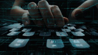 Dijital kod ve görsel verilerle çevrili bir dizüstü bilgisayarın klavyesinde el yazması, programlama ve teknolojinin dinamik dünyasını gösteren yakın çekim. Xenic