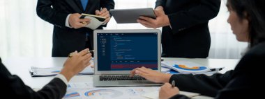 Uygulama ve program kodlaması için bilgisayar ekranında yazılım geliştirme programlama