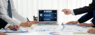 Yapay zeka teknolojisini çalıştırmak için komut mühendisi ve kullanıcı kolaylığı için üretici yapay zeka yardımcı araçları insanların yapay zeka hareketini teşvik ederek üretken yapay zeka fonksiyonları ile çalışmasına yardımcı olur