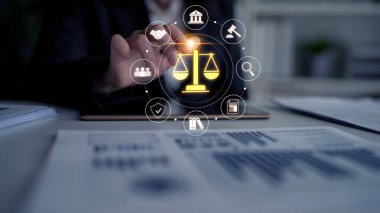 Adalet sistemi yasal yönetim ve adalet sağlar. Adalet sistemi hakları korur, sistem kanunları uygular, adalet düzeni sağlar ve adalet sistemi karar verir. Latch