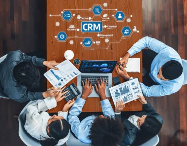 Çeşitli bir ekip, modern bir çalışma alanında veri ve analitik kullanarak CRM stratejilerini geliştirmek, takım çalışmalarını ve profesyonel sezgileri sergilemek için işbirliği içinde çalışmaktadır. Dostluk
