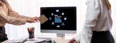 Maliyet düşüşü, bilgisayar ekranında görülen maliyet tasarrufu kavramı, kurumsal işletmeler gereksiz harcamaların azaltılması yoluyla maliyet ve şirket kaynaklarını etkili bir şekilde tasarruf eder