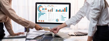 Masadaki bir grup iç mimar takımı dizüstü bilgisayarında mimari yazılım bulunan çeşitli ruh hali tahtası örneklerini seçiyor. Modern yenileme ve iç malzeme seçimi konsepti. İçgörü