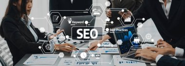 İş adamları stratejik bir toplantıda işbirliği yaparak SEO stratejileri, veri analizleri ve çevrimiçi varlığı artırmak ve anahtar kelimeleri optimize etmek için en iyi uygulamalara odaklanırlar. Dostluk