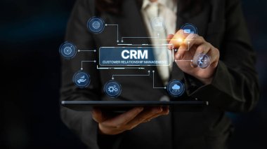 CRM platformları veri analizi, CRM iletişim araçları ve otomasyon yoluyla müşteri ilişkilerini geliştirir. CRM sistemleri müşteri yönetimi, izleme ve CRM ilişki başarısını destekler. Eğri