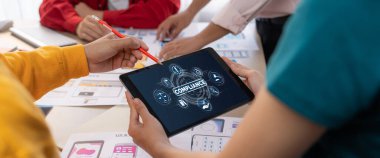 Kaliteli standartları karşılamak için çevrimiçi şirket işleri için uyum sistemi