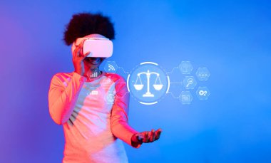 Sanal gerçeklik teknolojisi kullanan bir kadın, etik ve yapay zeka ve dijital yasalara uymanın önemini vurgulayarak, yasal terazilerin dijital temsilleriyle meşgul oluyor. XDMCP