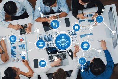 Üst düzey analist ekibi toplantı odasındaki mali verileri analiz etmek için BI Fintech 'i kullanıyor. İş anlayışı ve stratejik pazarlama planlaması için kağıt üzerinde analitik BI gösterge paneli. İhtiyatlı Dostluk