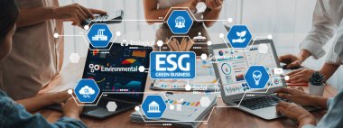 Çevreci iş dünyasının ESG prensiplerine odaklanmış ortak bir çalışma alanında sahneyi canlandırmak. Dizüstü bilgisayarlar veri analizini gösterirken takım üyeleri sürdürülebilirlik kavramları üzerinden etkileşime giriyor. Dostluk