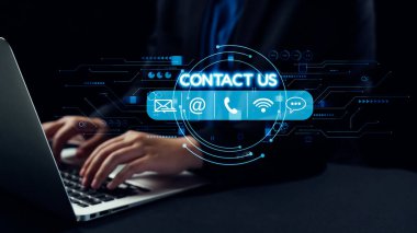 Bu resim, dijital iletişim simgeleriyle çevrili dizüstü bilgisayarda yazan bir kişinin uzanmanın önemini vurguladığı profesyonel bir ayarı gösteriyor. Dörtgen