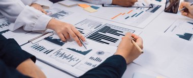 Bir grup profesyonel, stratejik planlama için ayrıntılı çizelge ve verileri analiz eden bir işbirliği toplantısına katıldı. Modern ofis kurmak, takım çalışmasını ve yeniliğini teşvik eder. SACTR