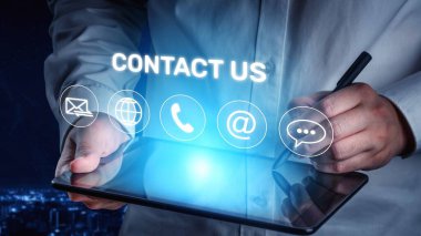 E- posta, web, telefon ve mesaj simgelerini gösteren UI konsepti. İletişim ve destek simgeleri iş iletişimini düzene sokmaya ve müşteri iletişim deneyimini geliştirmeye yardımcı olur. Muxer