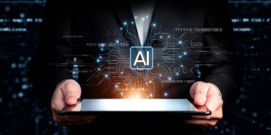 Bir işadamı, modern iş uygulamalarında yenilik ve dijital dönüşümü sembolize eden bir devre kartı tasarımı ile yapay zeka teknolojisi sergileyen bir tablet sunuyor. XDMCP