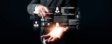 İş adamı kimlik güvenliğinin anahtarının üst düzey güvenlik uygulamalarıyla korunduğunu, kimlik hırsızlığının önlendiğini ve kimlik güvenliğinin artırıldığını keşfetti. Güvende kalın ve kimlik koruma stratejisine güvenin.