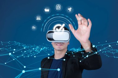 İş adamı, QC ve QA standartlarının karşılandığından emin olmak için katı kalite güvencesi protokolleri uyguluyor. Kalite güvencesi ile sertifikalı ürün mükemmelliğine ulaşmak. FaaS