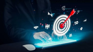 Bir klavye ve çeşitli teknoloji simgeleriyle dijital pazarlama hedeflemesinin soyut bir temsili, yenilikçi stratejiler ve ticari başarı için veri güdümlü içgörüler sergiliyor. Dörtgen