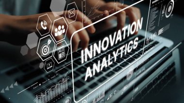 Dijital bir ortamda dizüstü bilgisayarda yazı yazan elleri olan yenilikçi analitik kavram. Asemptotik akıllı veri analitiği.