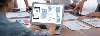Hareketli mobil uygulama ve web sitesi için UX UI tasarım süreci. Profesyonel uygulama geliştiricisi için kablo grafiğinin yaratıcı prototipi .