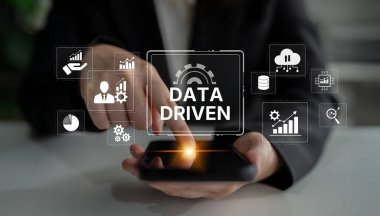 Veri güdümlü karar verme işi analitik, veri toplama ve yapay zeka sistemleri yoluyla güçlendirir. Veri güdümlü araçlar veri işleme ve veri görselleştirmesini veri platformları boyunca destekler. Eğri