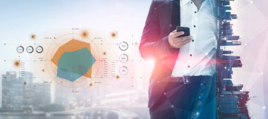 Büyük veriler ve analitikler, iş zekası ve büyümesi için gerçek zamanlı içgörüler, öngörü modellemesi ve veriye dayalı kararları destekler. Kefil