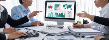 İş zekası ve veri analizi kavramı. Analizci ekibi laptop ekranında finansal veri analizi üzerinde çalışıyor. Etkili iş stratejik planlama için pazarlama göstergesi olarak. İçgörü