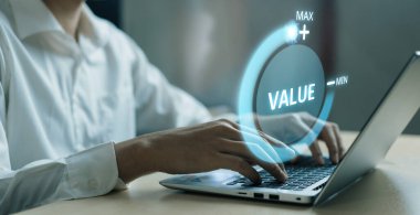 İş adamı değerli ERP sistemlerini koz olarak kullanıyor, değeri ve operasyonel verimliliği maksimuma çıkarıyor. En uygun değer ve performans için kaynakları ve değerli süreçleri en üst düzeye çıkarmaya odaklanmış. FaaS